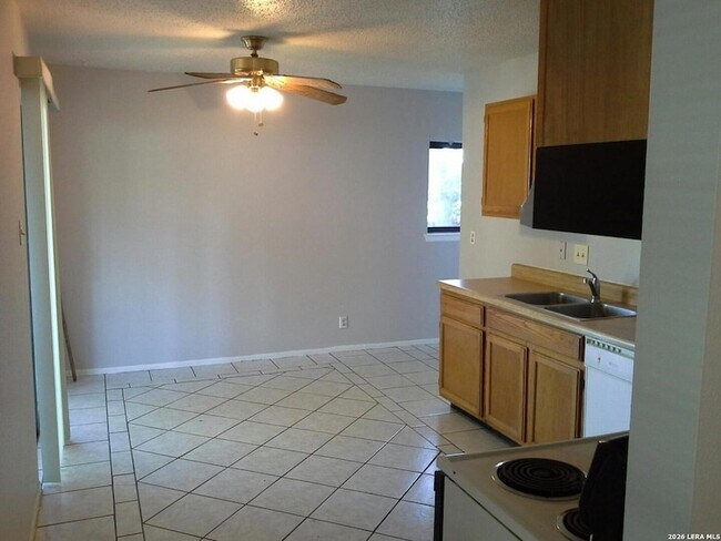 Foto del edificio - 8448 Dixon Ridge Dr