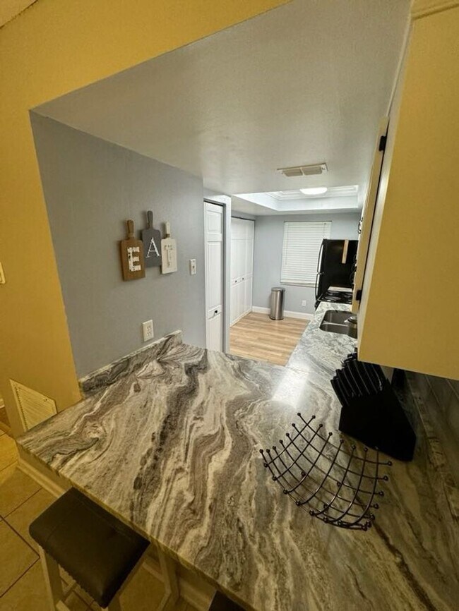 Foto del edificio - 1010 PINE TREE DRIVE, UNIT 202, INDIAN HAR...
