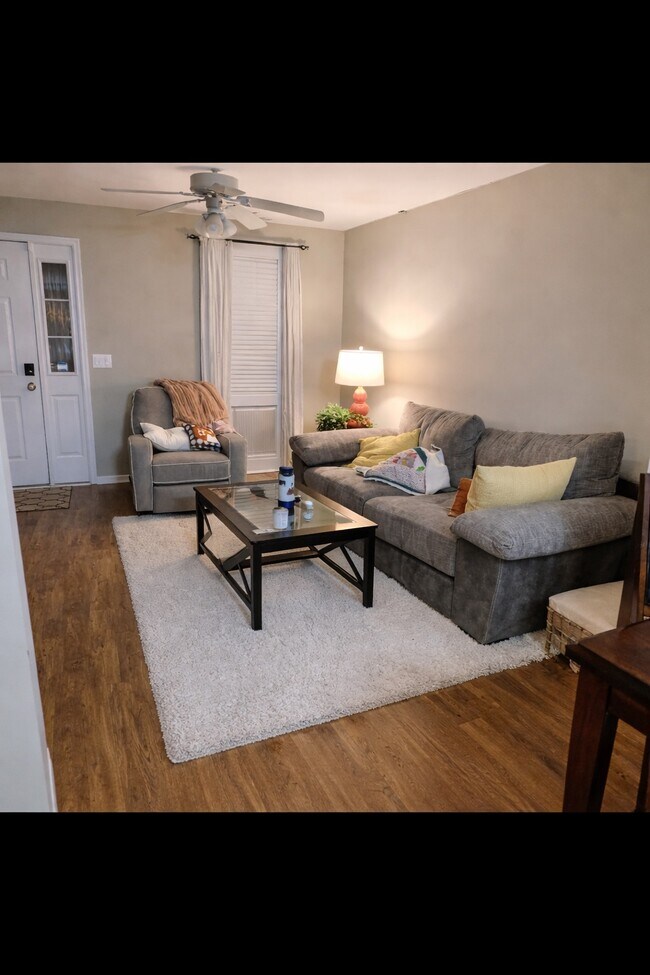 Sala de estar de la planta principal - 2416 Eaton Ave