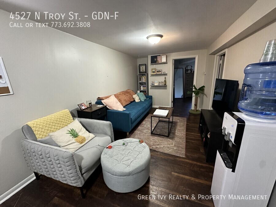 Primary Photo - Fantastic, Albany Park/Ravenswood Cozy, 2 ...