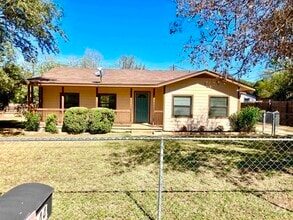 Building Photo - 144 W Hickory Dr