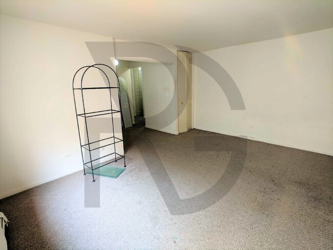 Building Photo - Large Convertible Studio