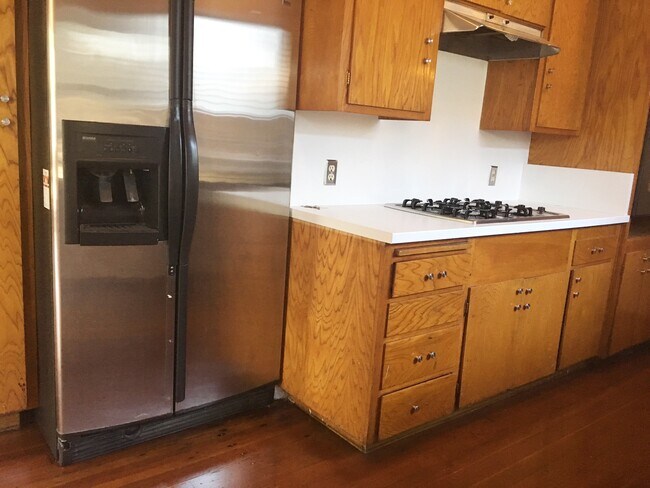 stainless fridge with water dispenser - 4741 Ellenwood Dr