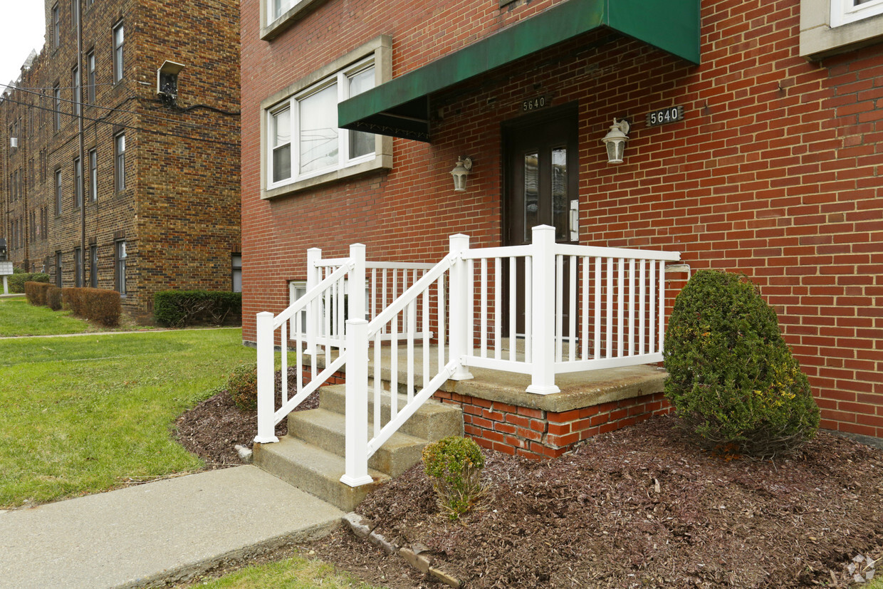 Entrance - Parkway Manor