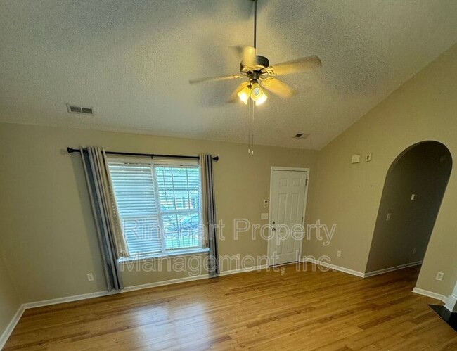 Foto del edificio - 5027 Drake Pond Ln