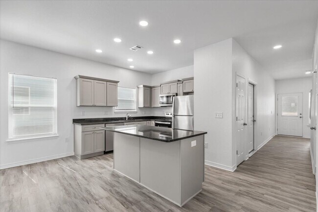 Foto del edificio - Spacious 4-Bedroom Townhome