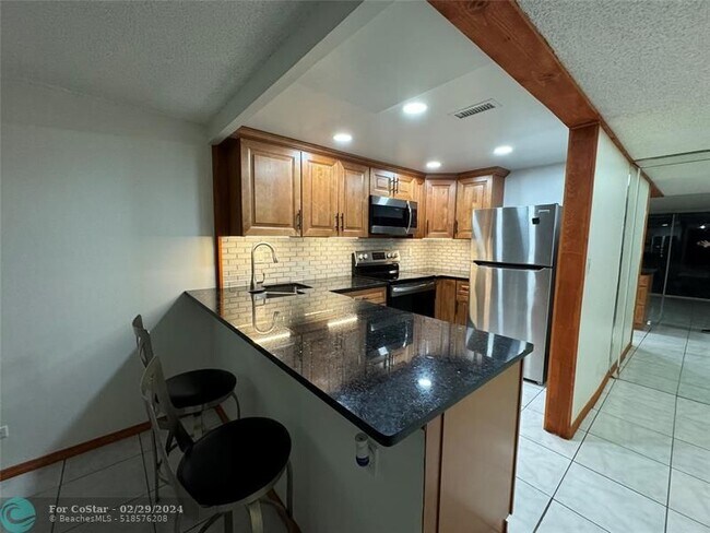Building Photo - 3720 Inverrary Dr