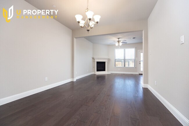 Foto del edificio - Luxury Townhome- wood flooring. Great location