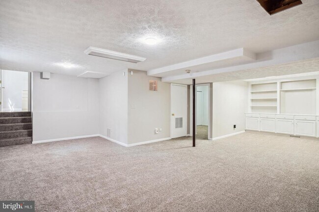Building Photo - 20 Clearwater Ct