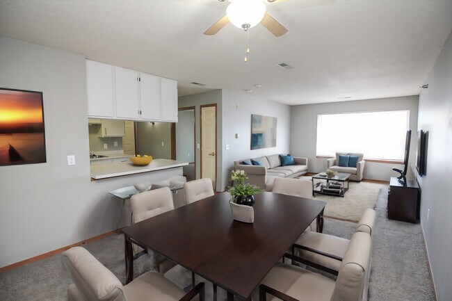 Foto del edificio - Pinehurst Apartments - New Leasing Incentives!