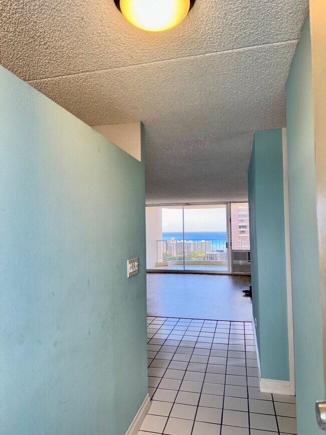 Building Photo - 2/2/1 Beautifully Upgraded unit located at...