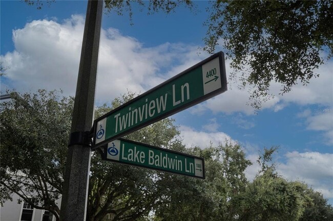 Foto del edificio - 4499 Twinview Ln