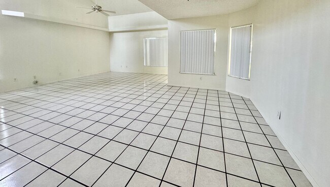 Building Photo - Spacious Home