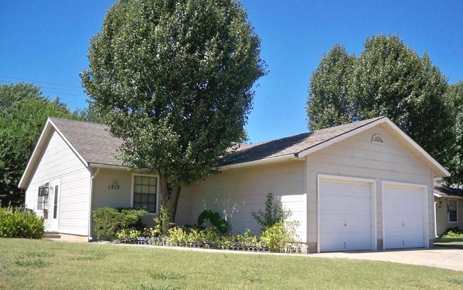 Building Photo - Parkwood Duplexes