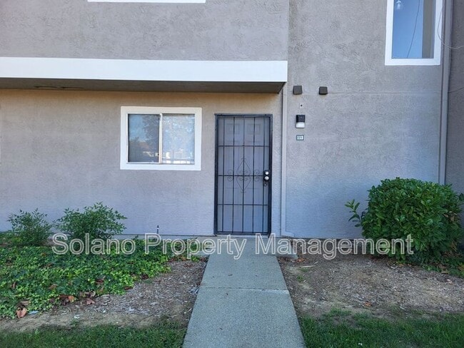 Building Photo - 1910 Grande Cir