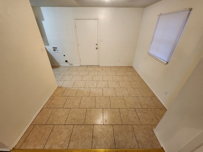 Building Photo - 805 Williams St