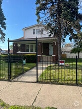 Building Photo - 556 W 115th St
