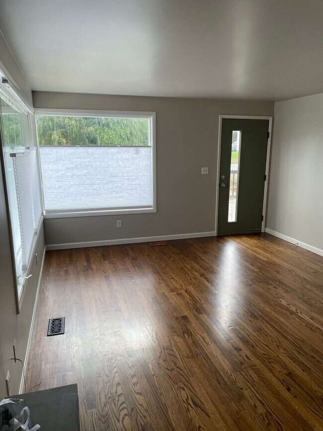 Foto del edificio - 3 Bed, 2 Bath, 2 Livingroom's with VIEW