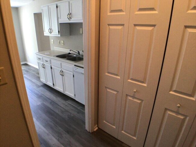 Foto del edificio - 7461 Glensford Dr