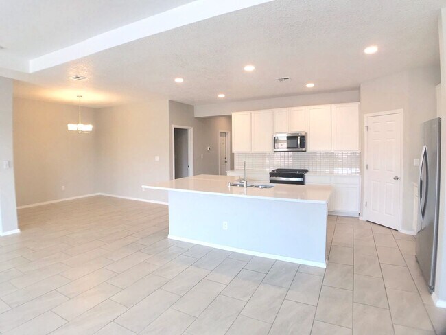 Foto del edificio - Los Lunas 3 bedroom! Tile Throughout! Refrigerated Air! Spacious living area