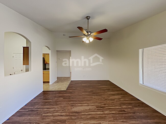 Foto del edificio - 12584 W Clarendon Ave