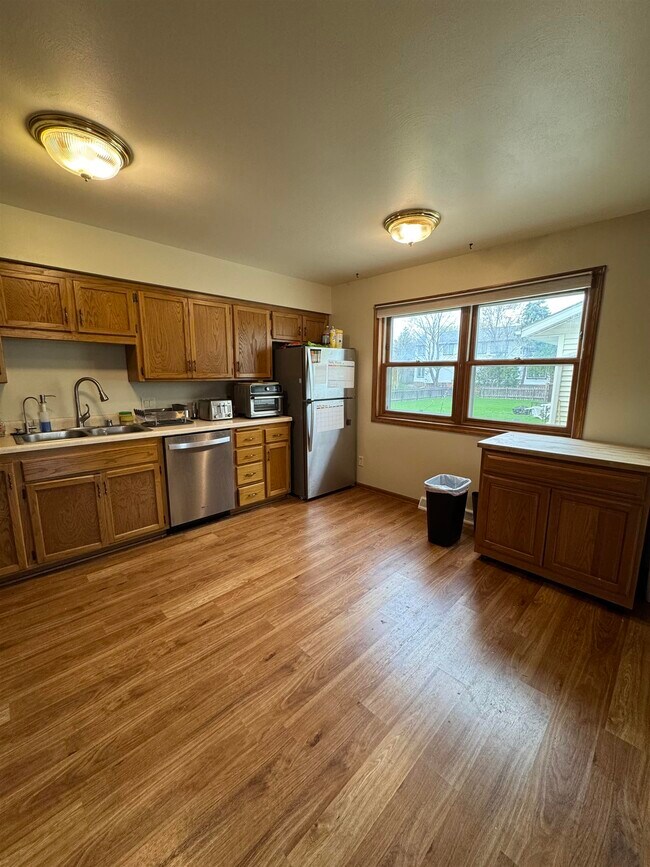 Foto del edificio - 7002 Longmeadow Rd