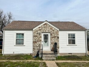 Building Photo - 831 Poplar Ave
