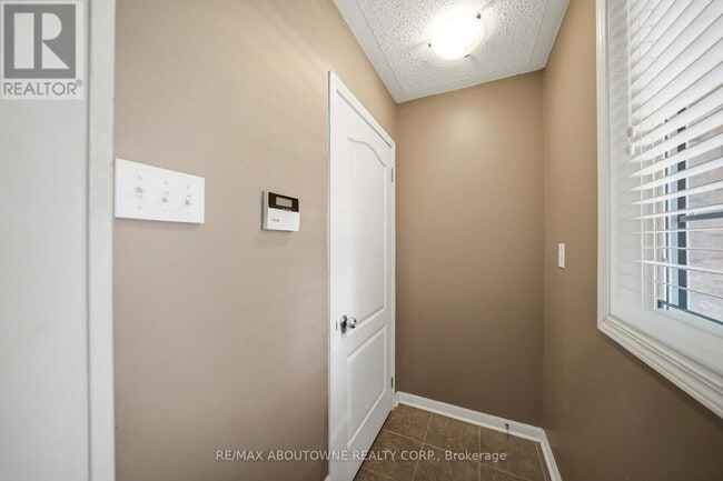 Building Photo - 902 Gazley Cir