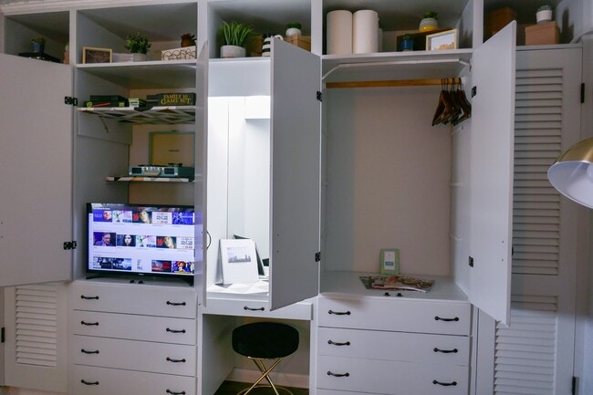 ¡Mucho espacio de almacenamiento! (Aquí no se ve más espacio en el armario). - 803 Hillview Heights