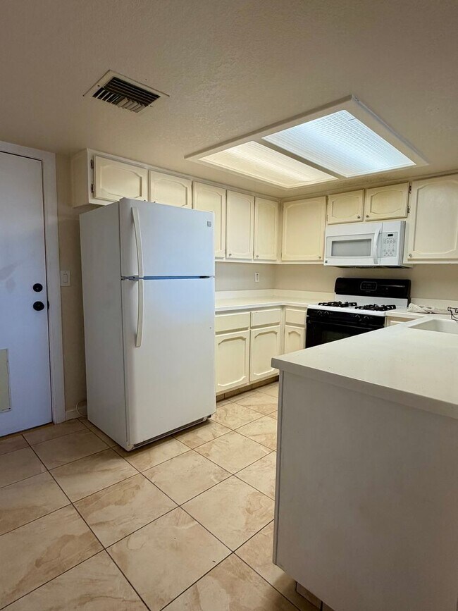 Foto del edificio - AVAILABLE NOW!!