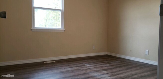 Building Photo - 3 br, 1 bath House - 816 Robin Dr