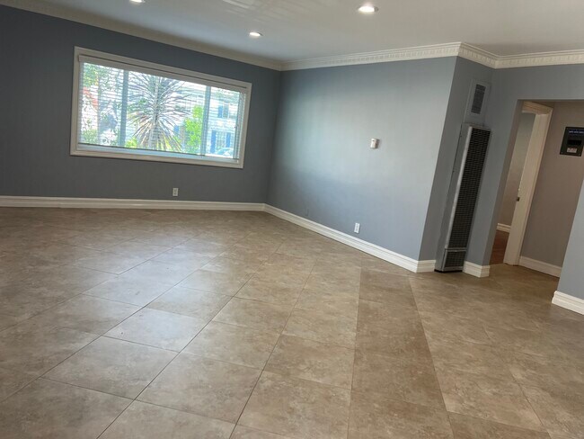 Building Photo - 333 S Doheny Dr