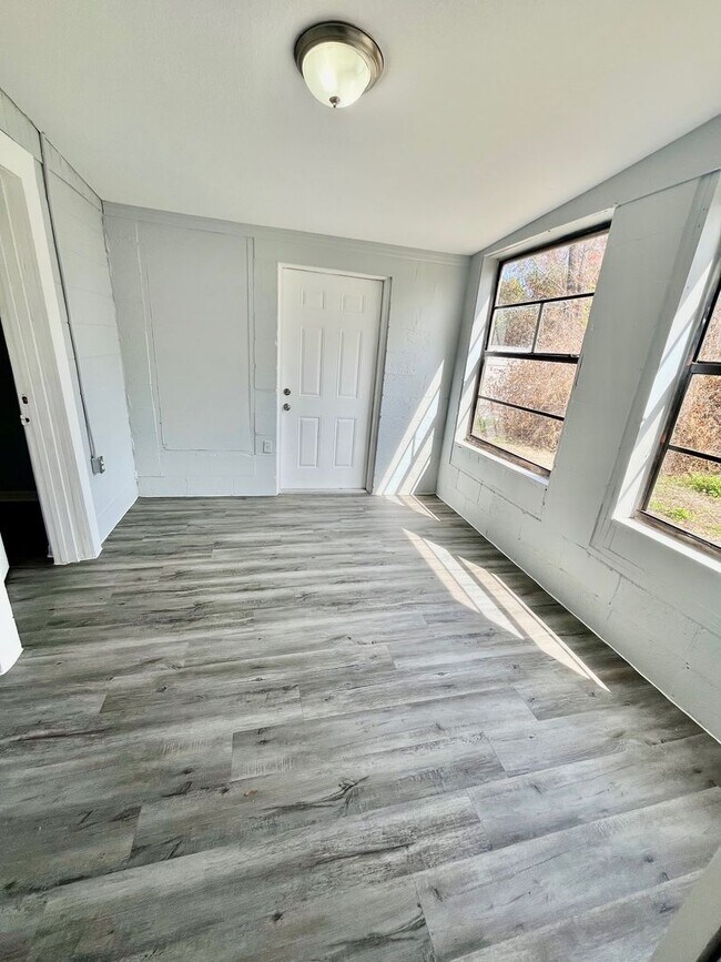 Foto del edificio - Spacious Remodeled 6BR/1BA Winter Haven Home! NO APPLICATION FEE!