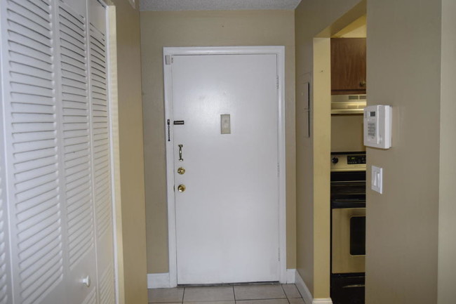 Foto del edificio - 1/1 Condo in Forest Hill Garden