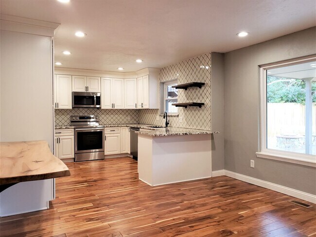 Building Photo - Stunning Single Family in Willow Creek Est...