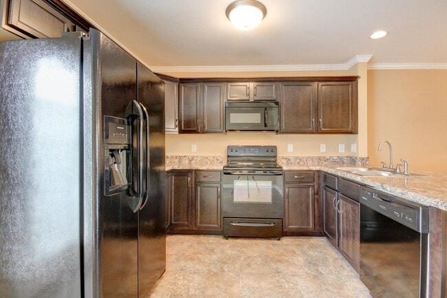 Foto del edificio - Beautiful Town Home Across From Tennova and Minutes to I-24 With Hardwood Flooring