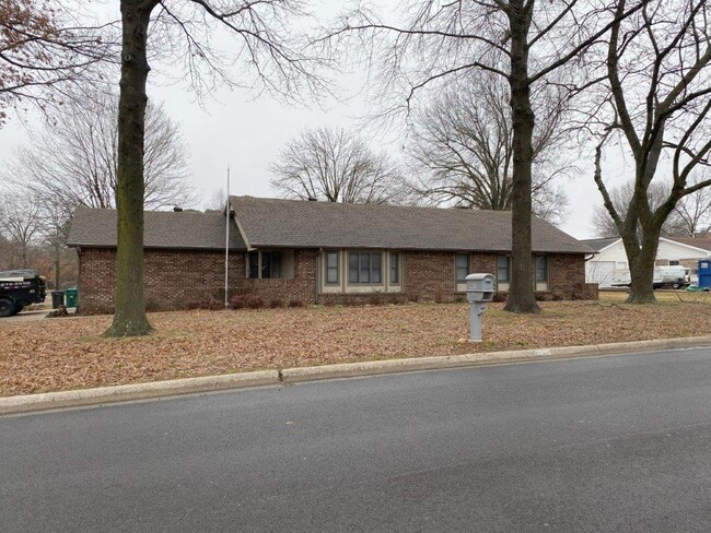Building Photo - 403 N Turtle Creek Dr