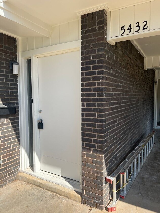 Primary Photo - Fully remodeled 3/2 just blocks from LCU!
