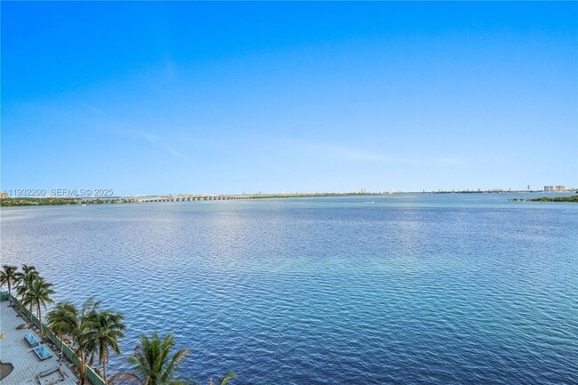 Foto del edificio - 700 NE 24th St