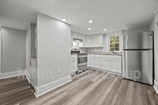 Building Photo - 210 S Elm Ave