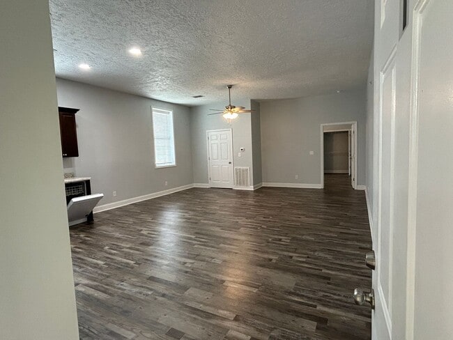 Foto del edificio - 1676 Nisbet Lake Rd