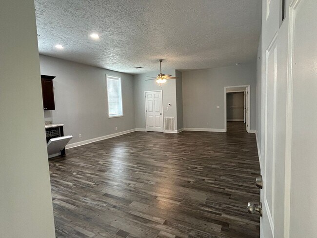 Building Photo - 1676 Nisbet Lake Rd
