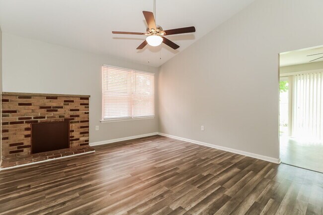 Foto del edificio - 244 Mantua Blvd