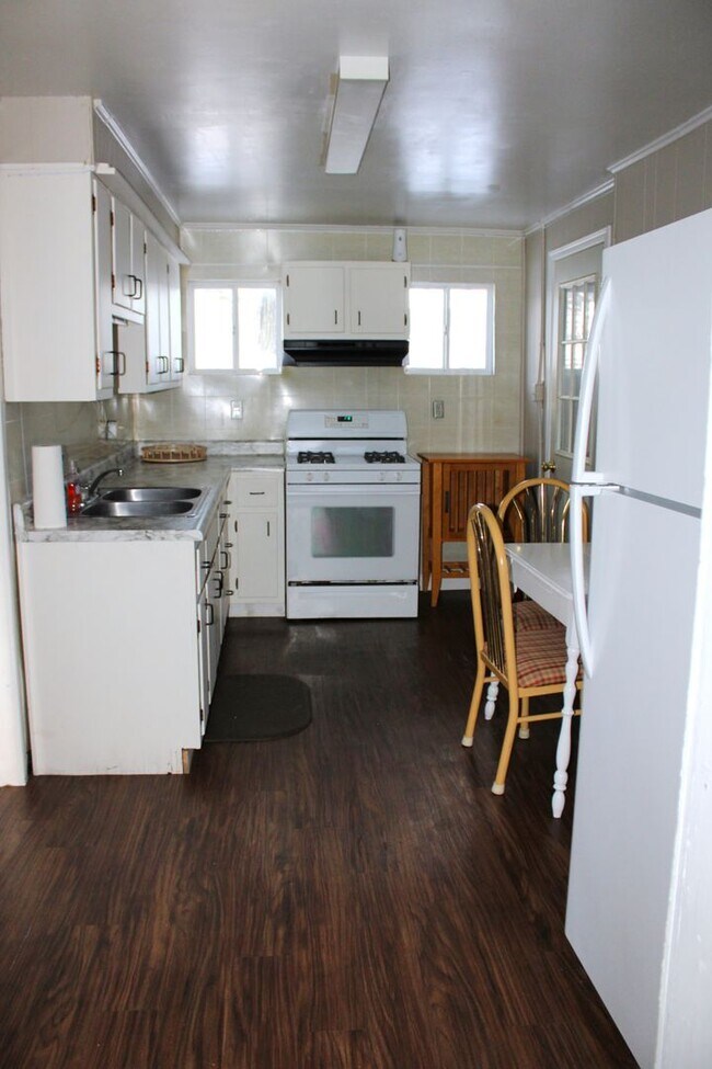 Foto del edificio - HOUSE, $1600/month plus utilities; TWO Bath!
