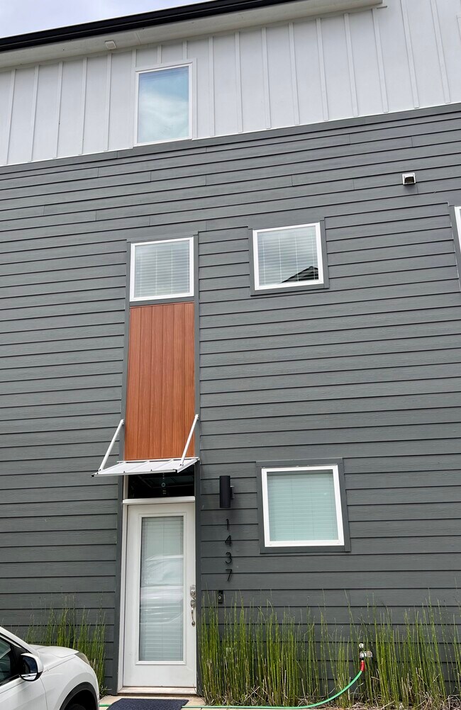 Front - 1437 Stockyard Pl