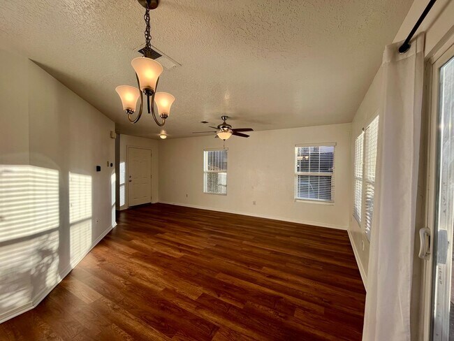 Building Photo - Nice 3 Bedroom 2.5 Bathroom Located In A G...