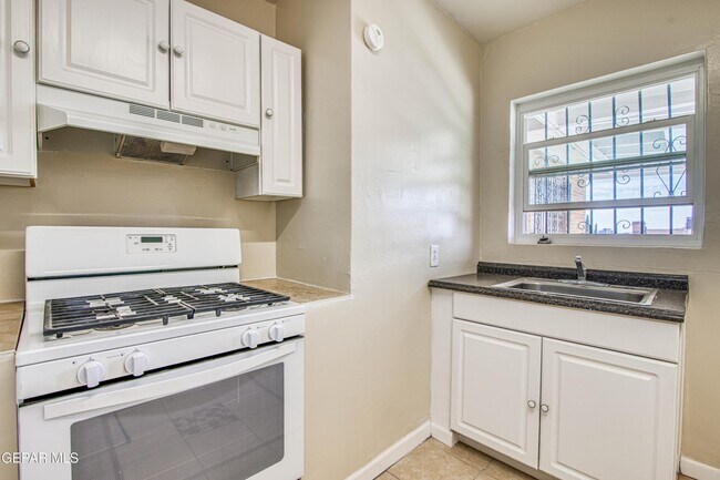 Building Photo - 1611 N Kansas St