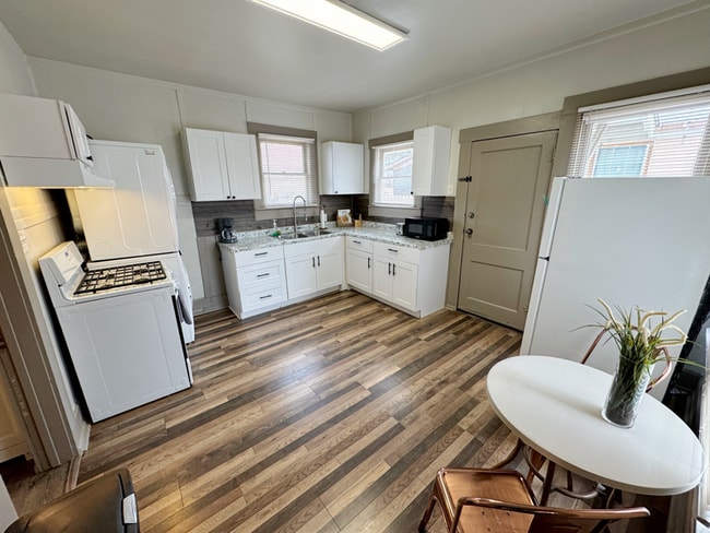 Photo - 519 W Ridgewood Ct House