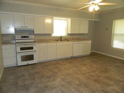 Building Photo - 4 bedroom, 2 bathroom home one block from ...