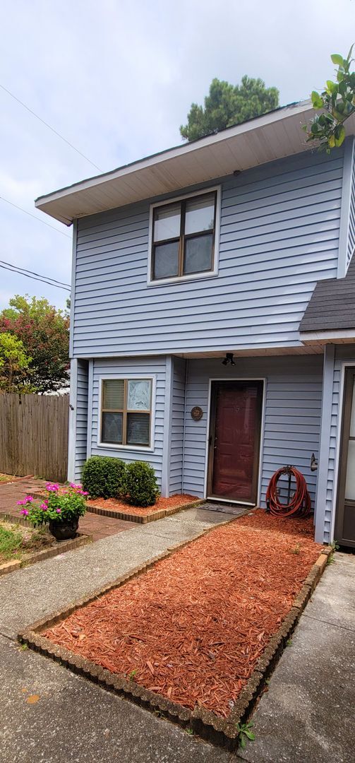 Foto del edificio - Spacious 2-Bedroom, 2.5-Bath Townhouse – C...